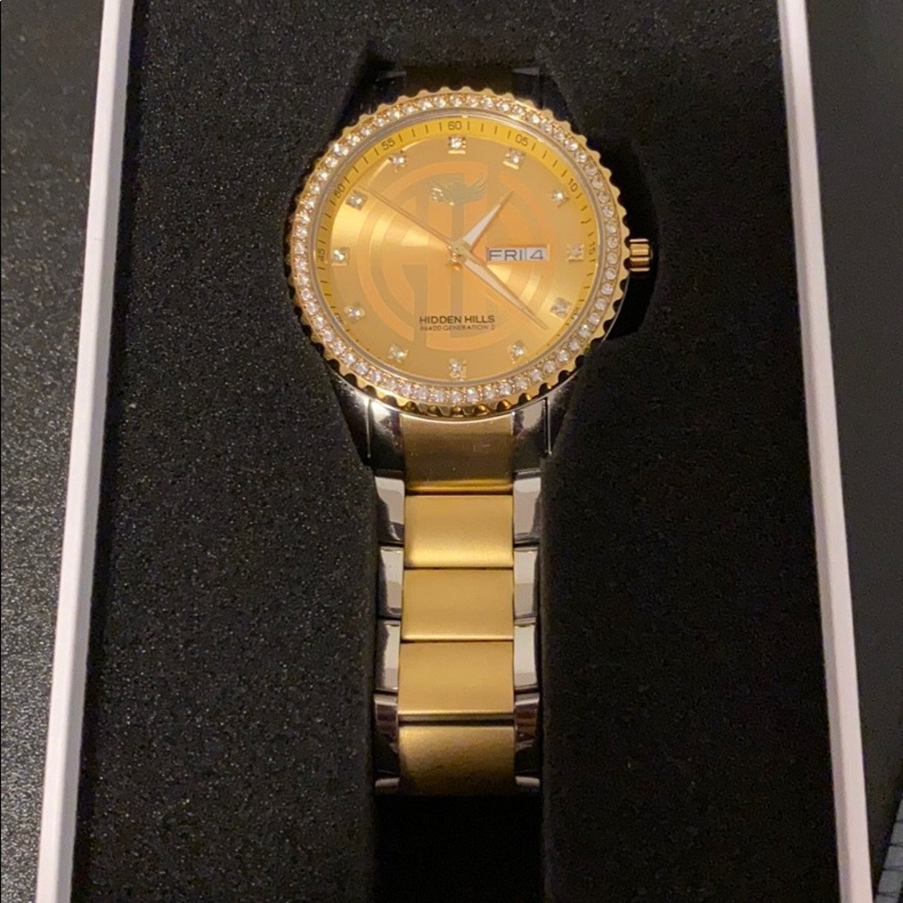 lm selling a luxury watch, l only used it once.